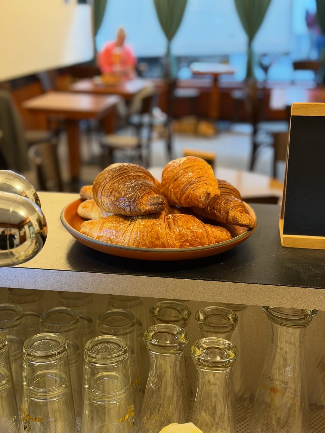 Croissants frais au Café du Marché