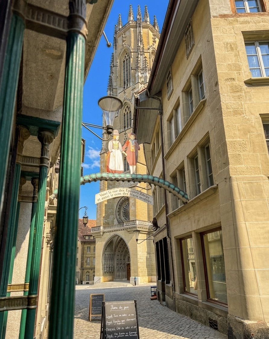 Terrasse du Café du Marché dans la rue des Épouses
