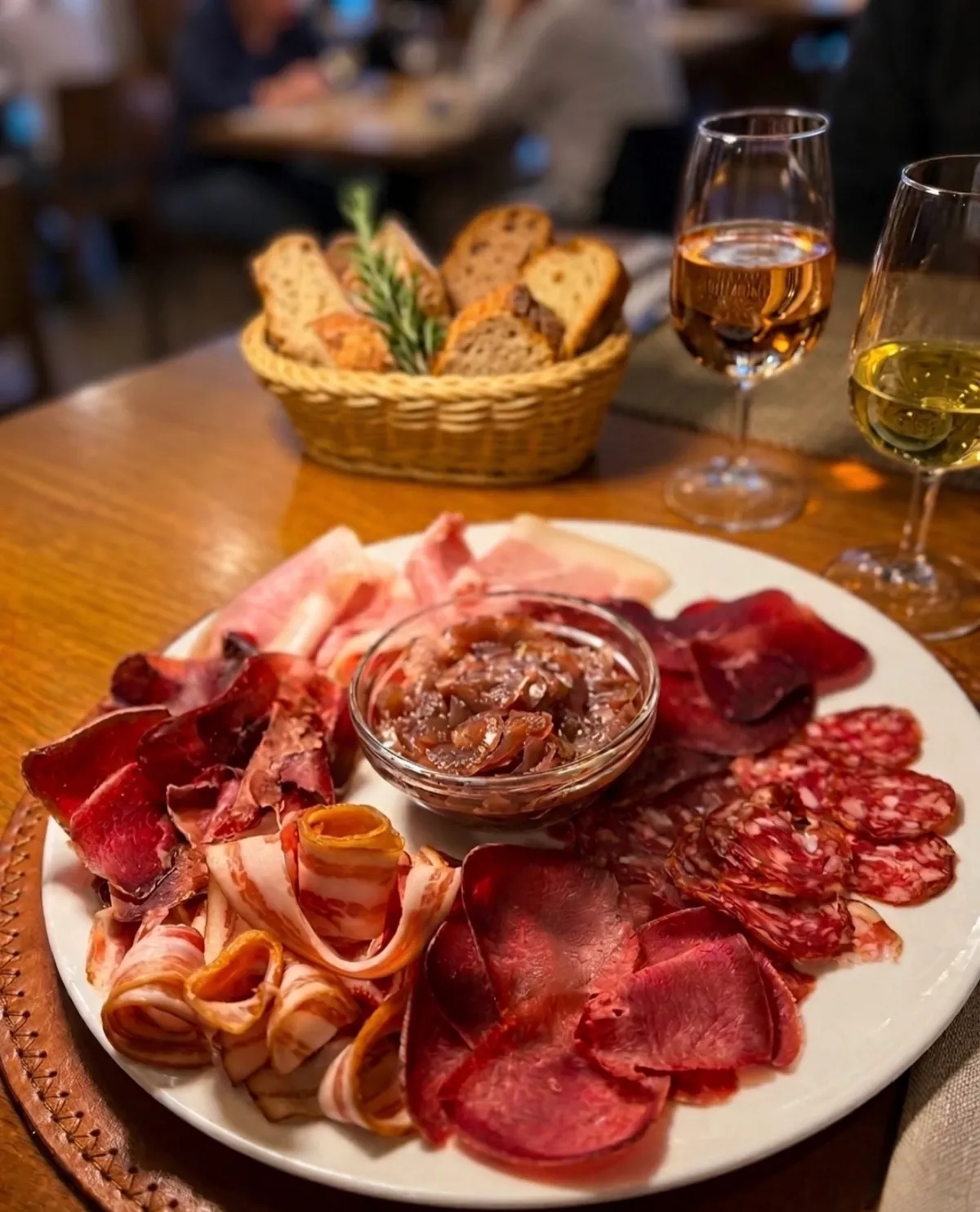 Assiette de charcuterie et chutney d'oignons